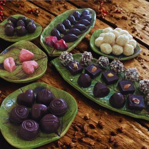 Variedad de bombones, trufas y pralinés